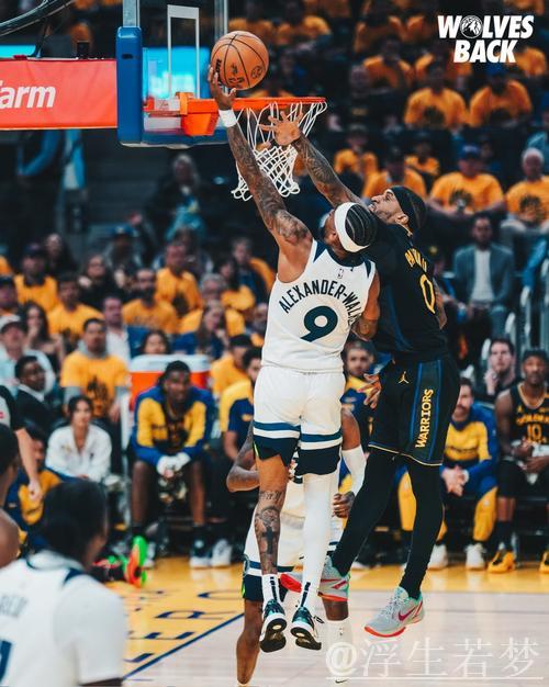 兰德尔半场16分钟砍下19分5篮板2助攻,命中率50%。 兰德尔半场16分钟砍下19分5篮板2助攻,命中率50%。